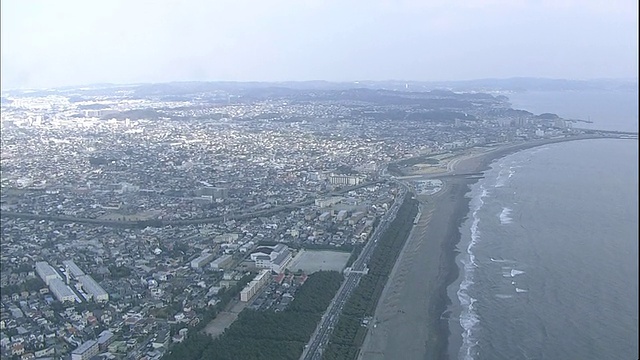 相模湾海滩沿着日本藤泽市延伸。视频素材