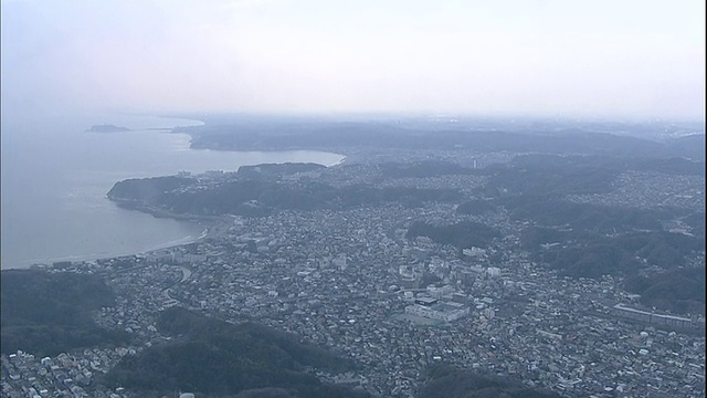 一场雾霾覆盖了日本的Enoshima和Zushi城区。视频素材