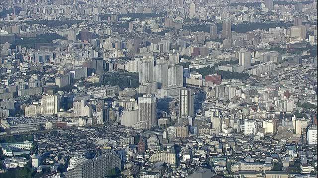 在日本东京，公寓楼高耸于周围的建筑之上。视频素材