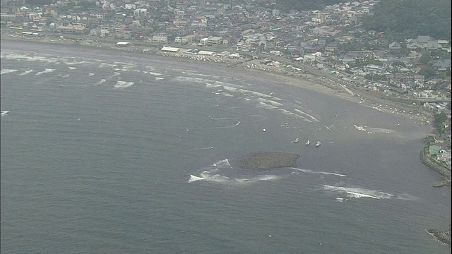 海浪涌向日本镰仓市附近的若前岛。视频素材