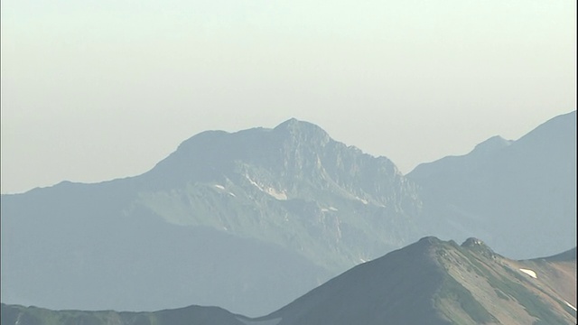 日本的汝道山和泰特山在飞驒山脉相邻。视频素材