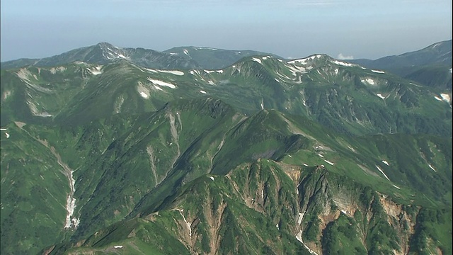 日本的南阿尔卑斯山脉包括山顶、四濑山、泰特山、典仓山和飞田山中的笠山。视频素材