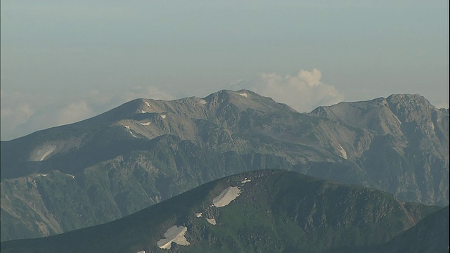 崎岖的山峰是日本药师山的特征。视频素材