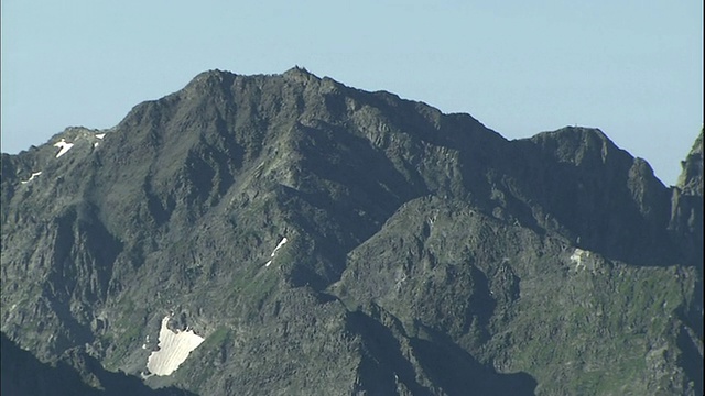 日本的西穗高山、奥穗高山和前穗高山的陡峭山峰在穗高山山脉中并排而立。视频素材