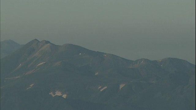 薄雾笼罩着日本的纪仓山。视频素材