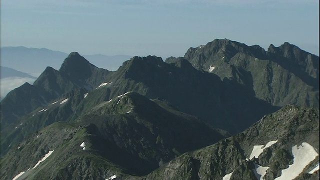 富士山和日本保高山崎岖的山峰下面是一片云海。视频素材