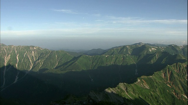 阳光照在日本的雅日山和飞田山的山顶上。视频素材