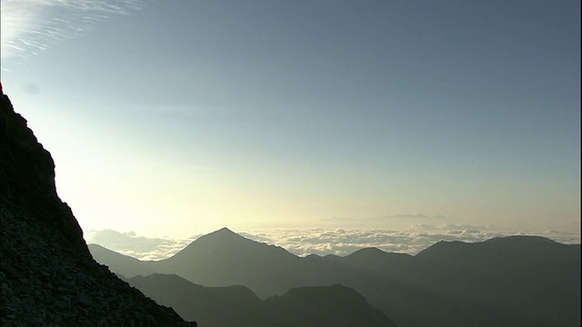 云朵环绕着富士山和飞驒山，而雅日山则是剪影。视频素材