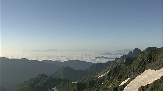 日本雅日山的剪影山峰俯瞰着飞田山。视频素材