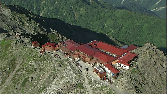 登山者们在雅日阁三so山旅馆周围散步，背景是Kasa山。视频素材