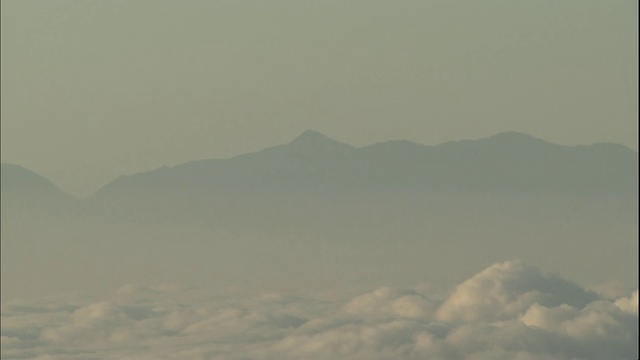 薄雾使日本的富士山和飞田山变得模糊不清。视频素材