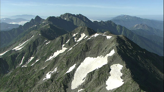 雪袋点缀着日本的保高山(Mount Hotaka)和大基列山(Daikiretto ridge)。视频素材