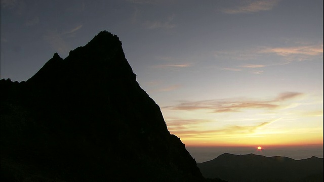 黄色的太阳从云海中升起，在日本雅日山的山峰后面。视频素材