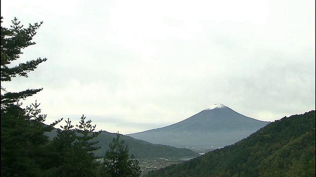 富士山隐现在山谷中的一个村庄。视频素材