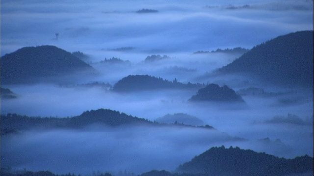 一片云海笼罩着日本羽井岛附近的一个山谷。视频素材