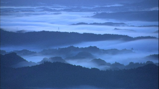 日本羽井岛山附近的山谷里，金色的光线在云海上闪烁。视频素材