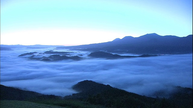 日本羽井的雾岛山被一片云海所包围。视频素材