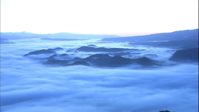 云海吞没了日本雨遂市雾岛山附近的山谷。视频素材