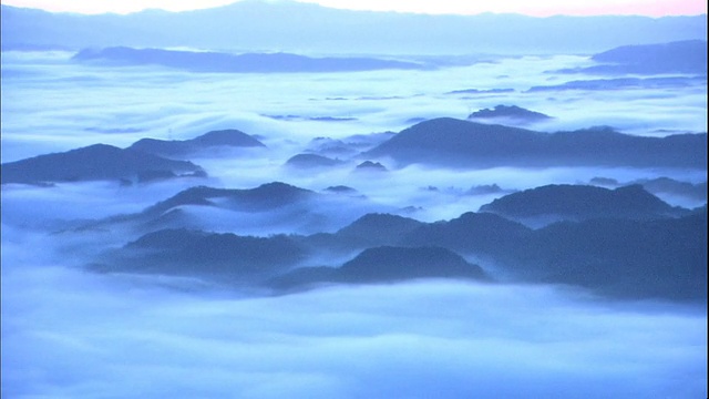 一片云海吞没了日本羽井岛山附近的一个山谷。视频素材