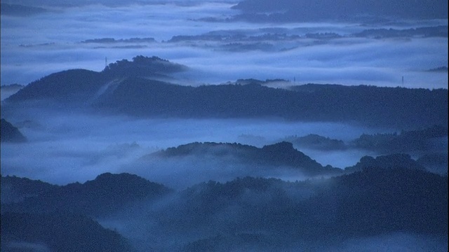 日本羽井岛山附近的山谷里，金色的阳光照耀在云海上。视频素材