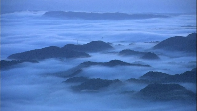 日本羽井岛山附近的山谷里，金色的阳光照耀在云海上。视频素材