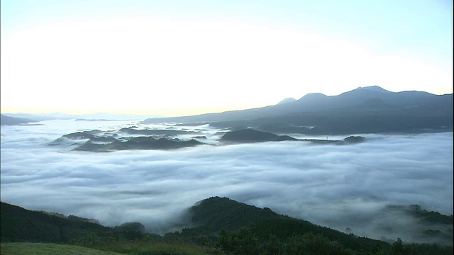 金色的阳光照耀在日本羽井岛山附近的云海上。视频素材