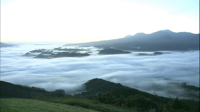 金色的阳光照耀在日本羽井岛山附近的云海上。视频素材