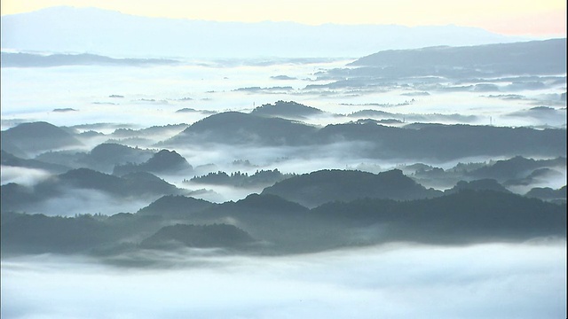 一片云海吞没了日本羽井岛山附近的一个山谷。视频素材