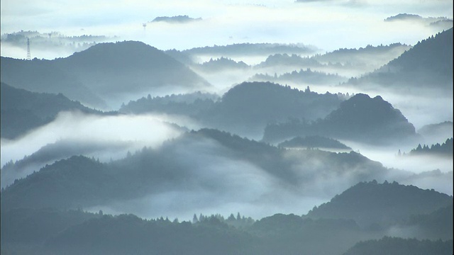 一片云海吞没了日本羽井市的雾岛山脉。视频素材