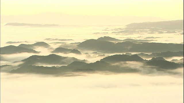 金色的阳光照耀在日本羽井岛山附近的云海上。视频素材