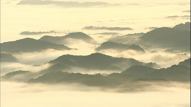 金色的阳光照耀在日本羽井岛山附近的云海上。视频素材