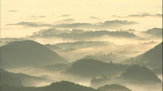 日本羽井的雾岛山被一片云海所包围。视频素材