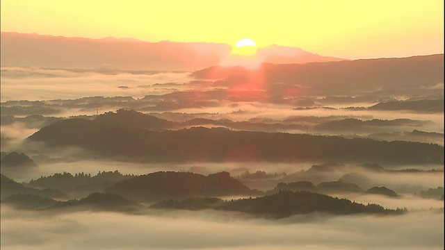 一片云海吞没了日本羽井市的雾岛山脉。视频素材