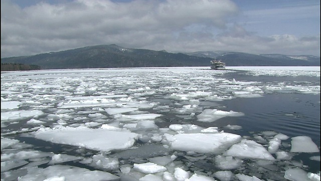 一艘游船在北海道阿kan湖的冰块中航行。视频素材