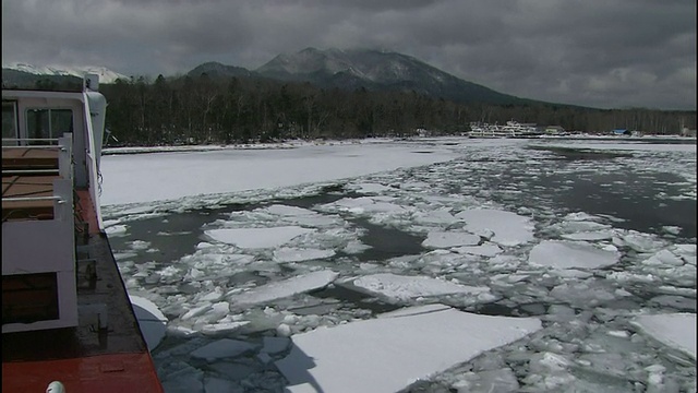 一艘游船在日本北海道赤岸湖的冰面上游弋。视频素材