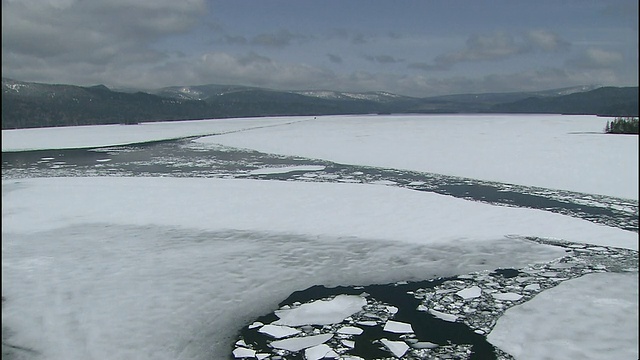 日本北海道，一艘游船在Akan湖的冰面上滑行。视频素材