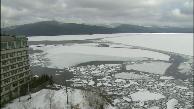 一艘游船在日本北海道赤岸湖的冰面上滑行。视频素材