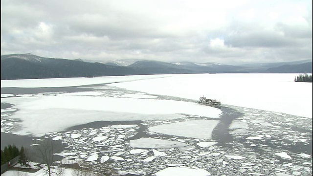 一艘游船在北海道阿kan湖的冰面上滑行。视频素材