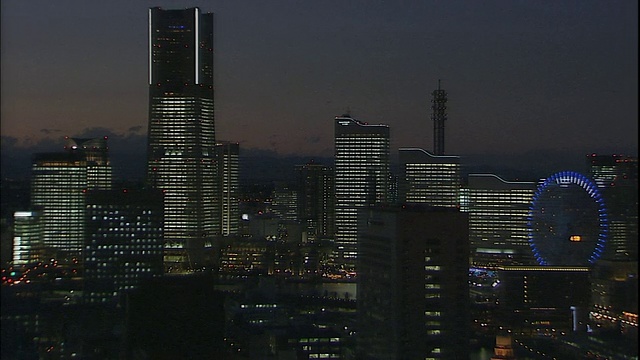 日本Minato Mirai 21发展项目的摩天大楼里灯光闪烁。视频素材