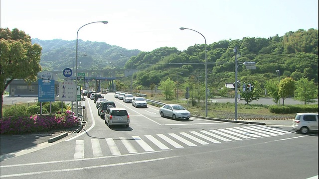 濑户内岛见海道高速公路上的Tatara桥和尾岛立交桥收费站视频素材