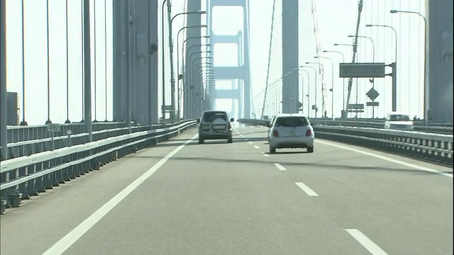 濑户内岛上海道高速公路的黑岛-海共大桥上的空中轨道视频素材