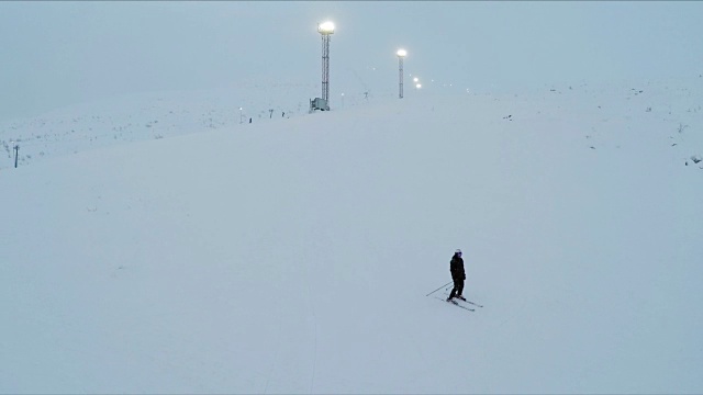 滑雪者从斜坡上下来视频素材