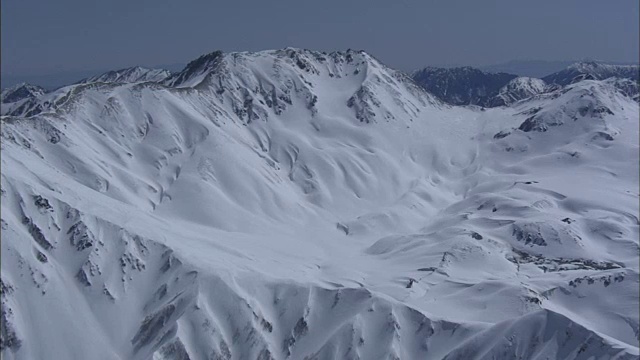 日本富山田山山脉地狱谷地，空中视频素材