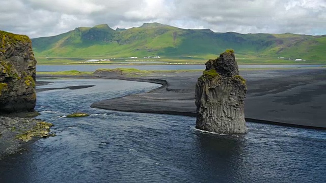 冰岛迪霍莱角黑色火山海滩上美丽的岩层。视频素材