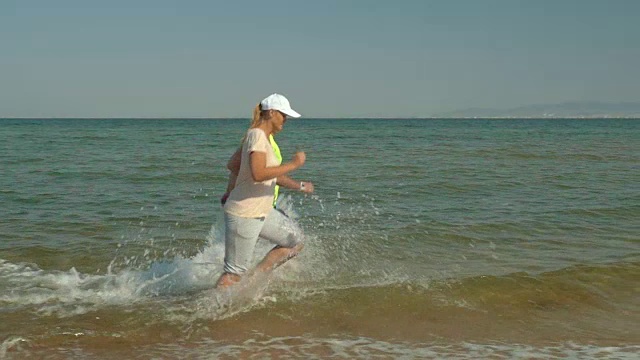 一对年轻夫妇在浅海中奔跑视频素材