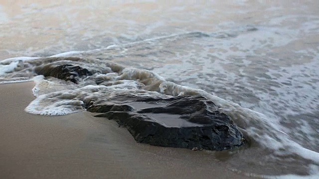 早晨海浪拍打着海岸岩石视频素材