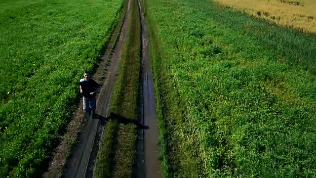 航拍:跑步运动员。男性跑步者在户外慢跑。体育运动视频下载