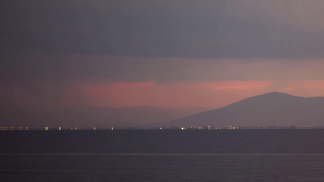 海上和城市上空雷暴的时间间隔视频素材