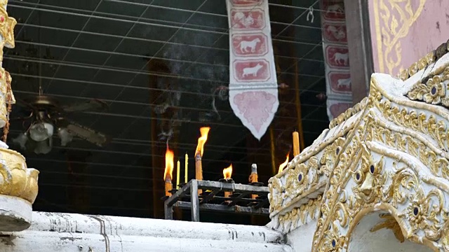 蜡烛在寺庙视频素材