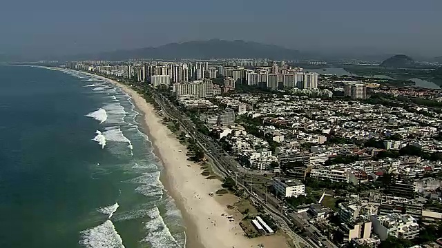 在里约热内卢里约热内卢的Barra da Tijuca上空飞行视频素材